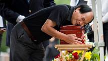 Truchlící otec zabitého studenta při pohřbu v kanadském Montrealu.