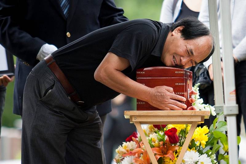 Truchlící otec zabitého studenta při pohřbu v kanadském Montrealu.