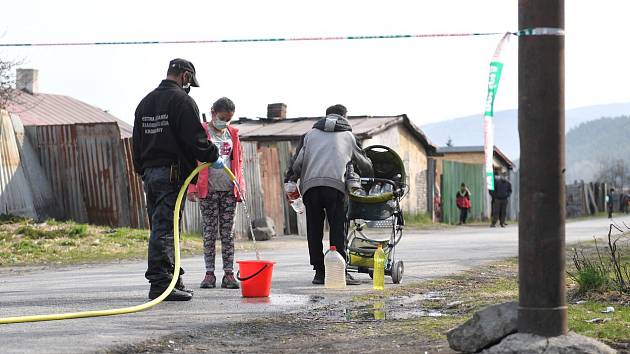 Romové v uzavřené osadě na Slovensku