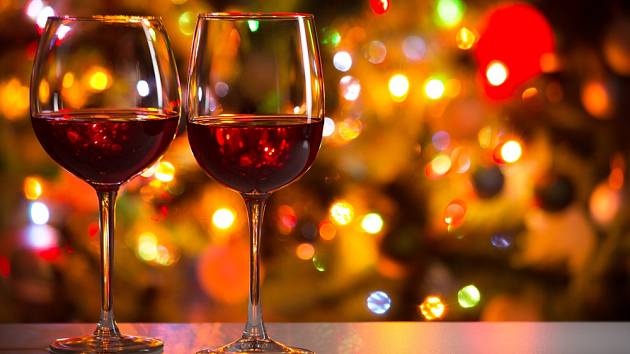 K vánoční tabuli patří sklenka vína