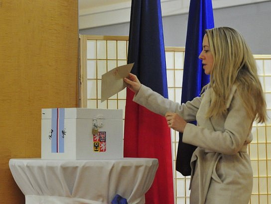 Ve Spojených státech mohou čeští občané volit českého prezidenta na čtyřech místech. Volí se v Los Angeles, Chicagu, New Yorku a Washingtonu D.C. Na snímku z 11. ledna 2018 žena vhazuje volební lístek do urny na ambasádě ve Washingtonu.