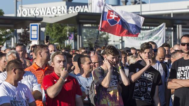 Zaměstnanci slovenského Volkswagenu stávkují za vyšší mzdy.