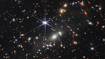 První snímek dalekohledu Jamese Webba. Jednalo se o nejhlubší a nejostřejší infračervený snímek vzdáleného vesmíru. Zachycuje tisíce galaxií včetně těch nejslabších objektů, jaké kdy byly pozorovány v infračervené oblasti. Tento kousek obrovského vesmíru 
