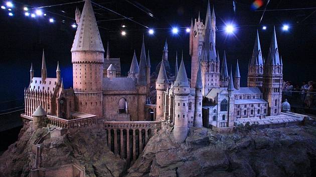 Bradavice - sídlo čarodějnické školy v příbězích o Harrym Potterovi. Podobný hrad navštíví hosté svatebních oslav, které se odehrají ve virtuální realitě.
