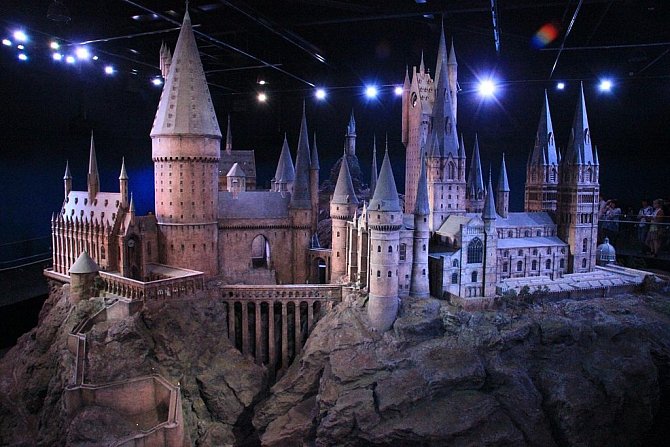 Bradavice - sídlo čarodějnické školy v příbězích o Harrym Potterovi. Podobný hrad navštíví hosté svatebních oslav, které se odehrají ve virtuální realitě.