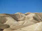 Takzvaná Jeskyně hrůz, oficiálně vedená jako Jeskyně osm v Nahal Hever, se nachází v Judské poušti v Izraeli. Oficiální název získala podle vyschlého koryta řeky, v němž se nachází, neoficiální díky nálezu 40 mužských koster