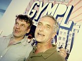 GYMNAZISTÉ. Tomáš Vorel (vlevo) s Tomášem Hanákem, který si v Gymplu zahrál despotického otce.