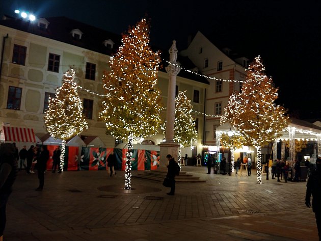 Vánoční trhy na Hlavním náměstí v Bratislavě. Snímek z roku 2022.