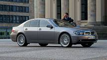 BMW řady 7 (E65): Zatímco v předešlé generaci E38 budete vypadat jako znalec, v jejím „Banglovském“ nástupci budete vypadat „jenom“ bohatě. Přitom na pořízení mnichovské sedmičky vám dneska stačí necelých 150 tisíc korun.