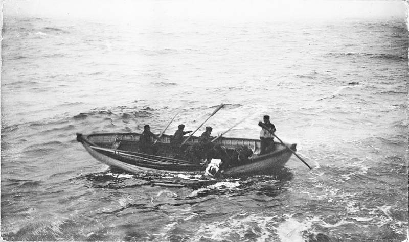 K pátrání po obětech ztroskotání Titaniku se připojila loď Minia. Zde posádka jejího člunu vyzvedává mrtvé tělo jednoho z trosečníků