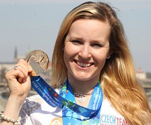 Lyžařka Tereza Kmochová je několikanásobnou medailistkou deaflympiády