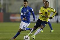 Neymar z Brazílie (vlevo) a Juan Zuniga z Kolumbie.