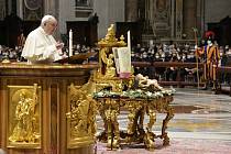 Papež František během bohoslužby 31. prosince 2021.
