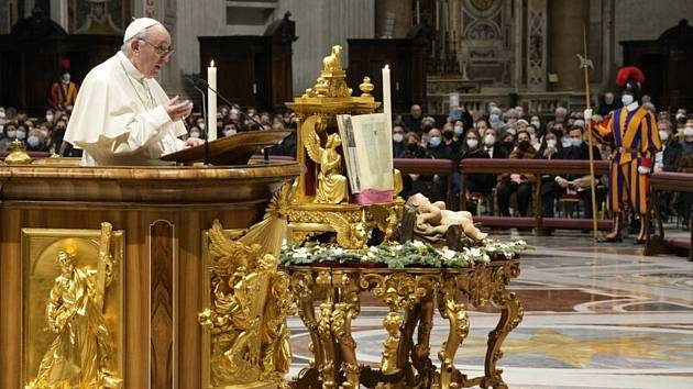 Papež František během bohoslužby 31. prosince 2021.