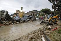 Pracovníci odstraňují bahno po sesuvu půdy na italském ostrově Ischia 26. listopadu