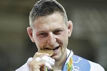 Lukáš Krpálek se zlatou medailí z olympijských her v Riu.