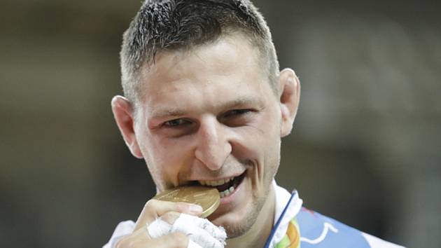 Lukáš Krpálek se zlatou medailí z olympijských her v Riu.