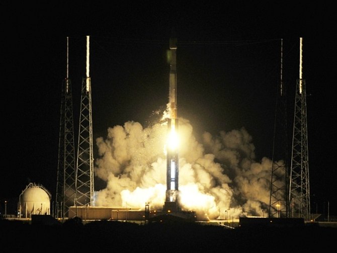 Z floridského Mysu Canaveral ve středu večer místního času úspěšně odstartovala nosná raketa Atlas 5, která má vynést na oběžnou dráhu komunikační satelit nové generace.