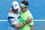 Andreas Seppi (vlevo) tomu nemůže uvěřit, na Australian Open porazil legendárního Rogera Federera.