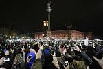 Tisíce lidí dnes vyšly do ulic Varšavy a dalších polských měst na protest proti přísným protipotratovým zákonům poté, co nedávná smrt těhotné ženy obnovila veřejnou debatu o interrupcích v zemi.