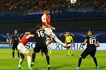 Dinamo Záhřeb - Arsenal: Olivier Giroud nejprve zahodil gólovku a potom se nechal vyloučit