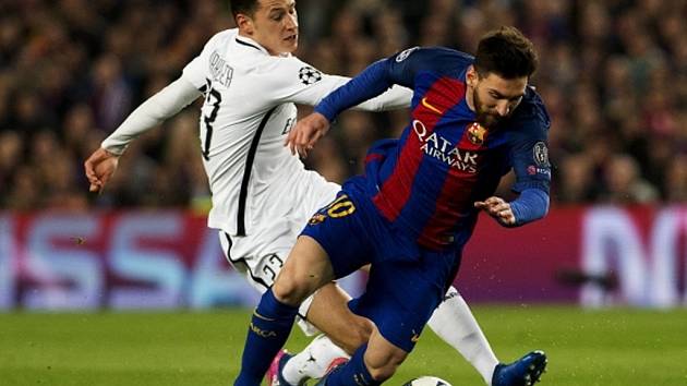 Lionel Messi z Barcelony (vpravo) proti Paris St. Germain.