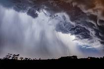 Lovec bouřek Filip Petržílek fotografuje za extrémního počasí nejen blesky. 