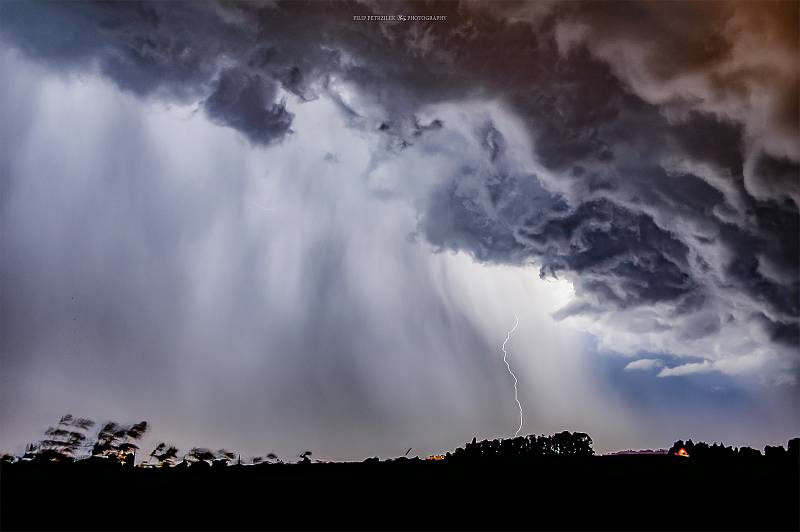 Lovec bouřek Filip Petržílek fotografuje za extrémního počasí nejen blesky