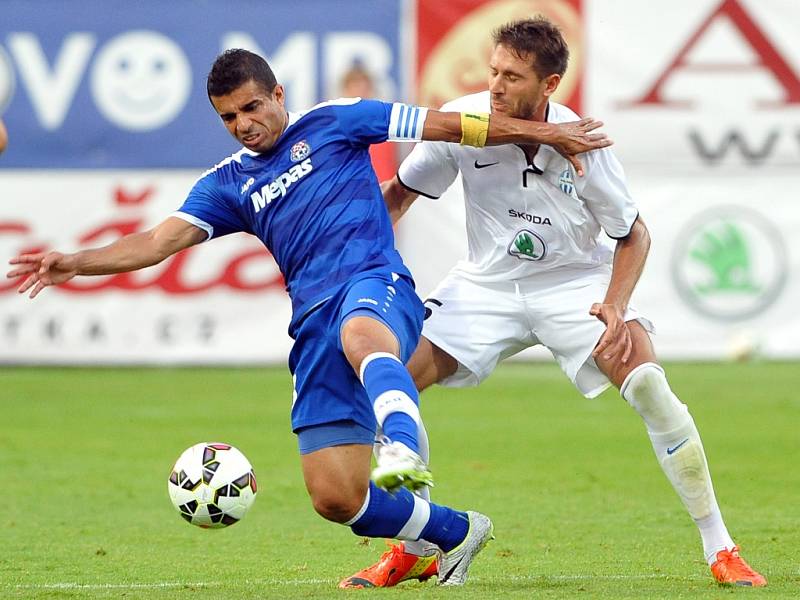 Florian Milla z Mladé Boleslavi (vpravo) proti Široki Brijegu.