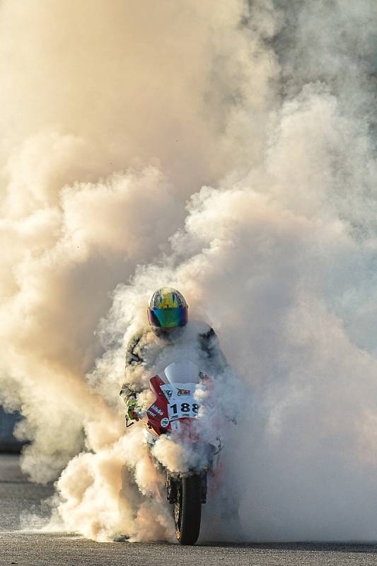 Na autodromu v Sosnové se 1. října 2020 zakončovala motorkářská sezona a na jezdce čekaly testovací měřená kola. Závěrem dne byl připraven měřený závod s pevným startem.