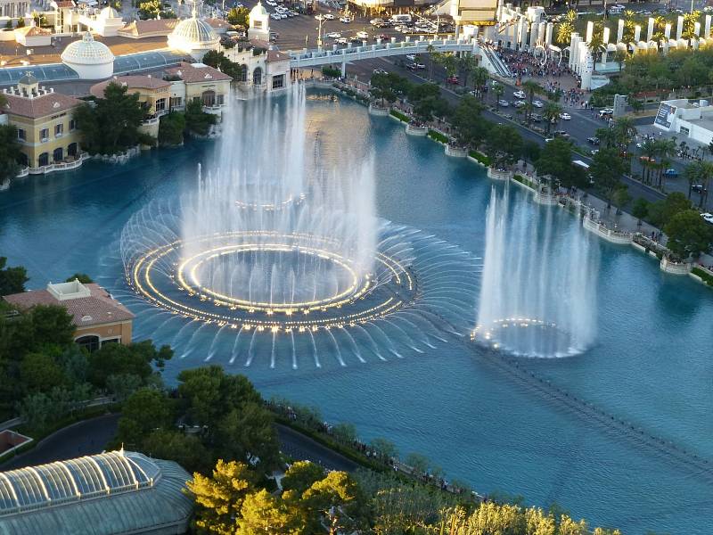 Resort Bellagio patří k nejslavnějším místům na Stripu v Las Vegas. Zdobný interiér je v italském stylu, ovšem nejznámější je soustava fontán ve venkovním areálu, která vytváří unikátní vodní show.