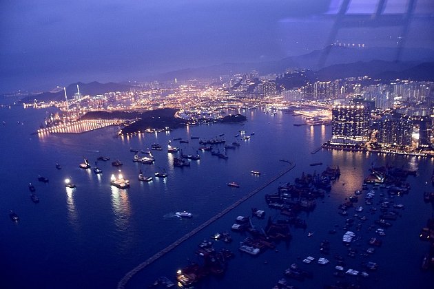 Hongkongský přístav Victoria Harbour. Hongkongské pobřežní vody byly považovány za bezpečné, katastrofa však poukázala na přílišnou frekvenci lodí