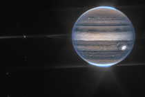 Záběry Jupitera, jeho prstenců a měsíců.