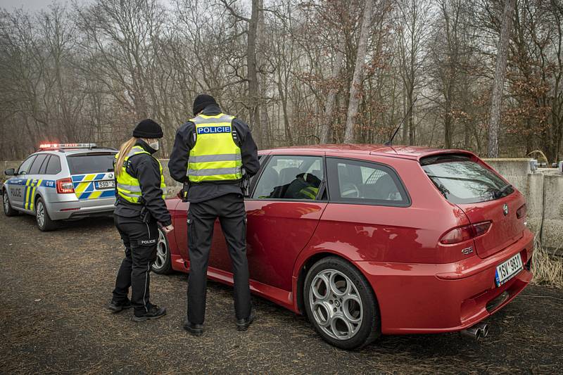 Policisté s celníky se na dálnici D10 zaměřili na dálniční známky.