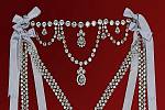 V roce 1772 začali pařížští klenotníci pracovat na nákladném náhrdelníku. Šperk obsahuje stovky diamantů. Klenot proslavila takzvaná Aféra s náhrdelníkem.