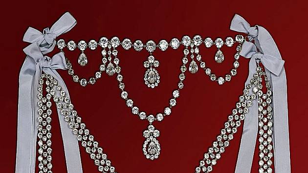 V roce 1772 začali pařížští klenotníci pracovat na nákladném náhrdelníku. Šperk obsahuje stovky diamantů. Klenot proslavila takzvaná Aféra s náhrdelníkem.
