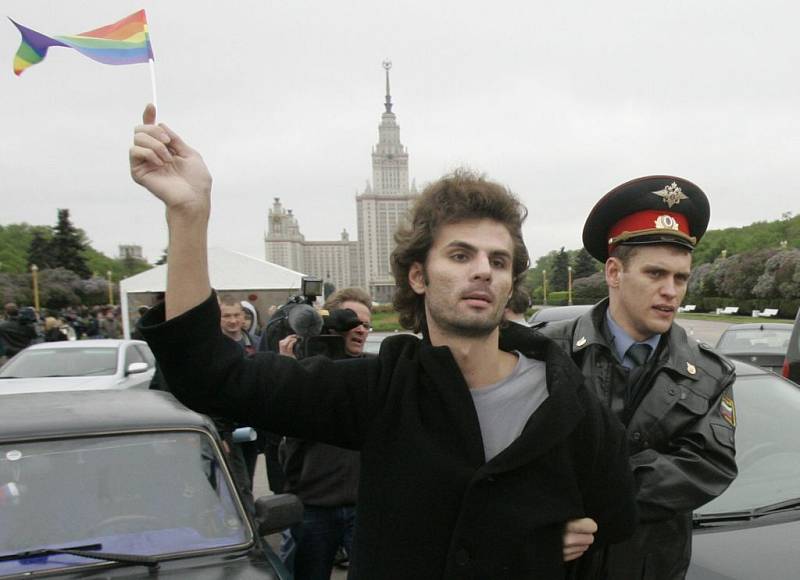 Ruská policie násilně zakročuje proti průvodu homosexuálů v Moskvě
