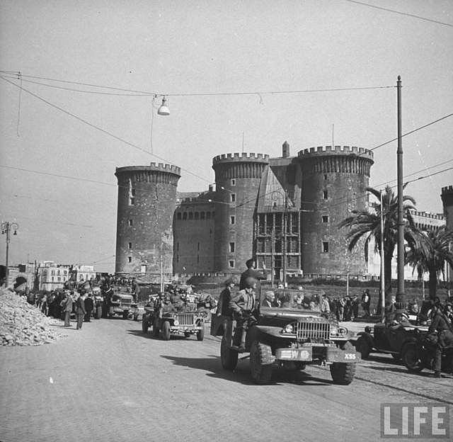 Neapol, 1. října 1943. Spojenecká vojska vstupují do města, zde přes San Carlo