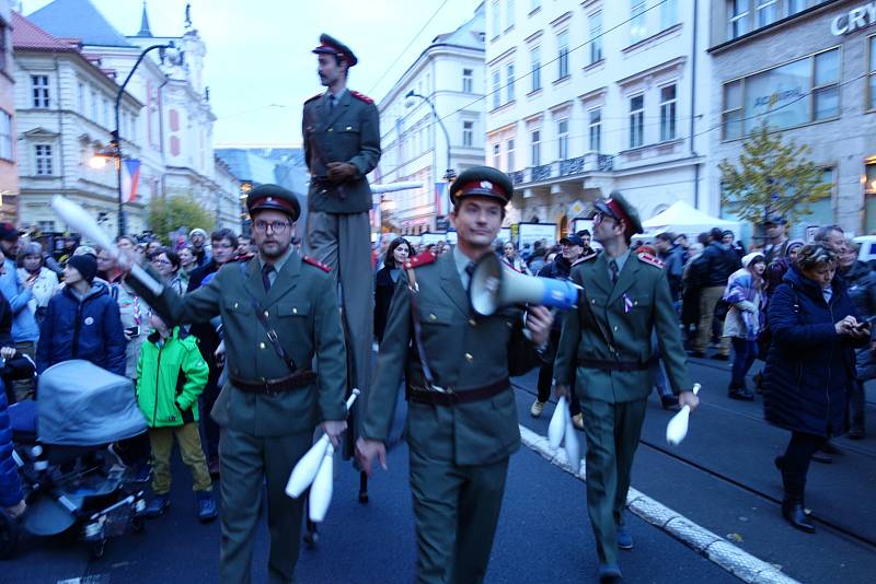 Lidé si v neděli 17. listopadu na pražské Národní třídě připomněli 30leté výročí sametové revoluce