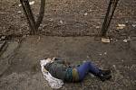 Tělo mrtvého civilisty ve městě Buča 3. dubna 2022
