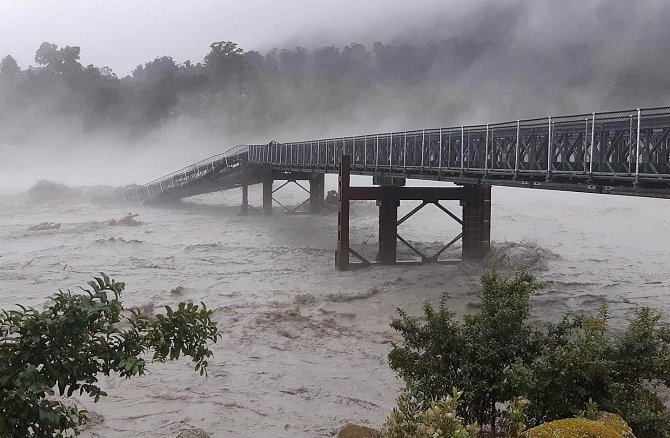 Rozvodněná řeka Waiho strhla most na Novém Zélandu