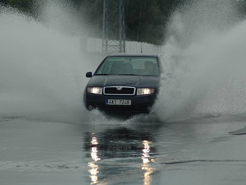 V pondělí poprvé veřejnosti představila novinka pro české řidiče – kurzy, po jejichž absolvování na mosteckém polygonu si motoristé mohou ze svého bodového konta odmazat tři trestné body.