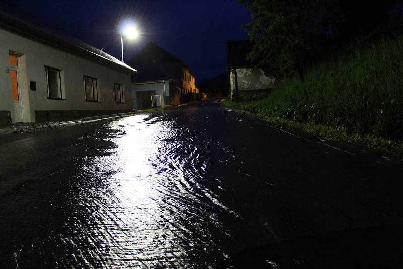 Voda pomalu ustupuje a vrací se zpět do koryta. Obyvatelé Rajnochovic na Kroměřížsku však ještě nemají vyhráno. V tuto chvíli stále prší. Cesta z Rajnochovic na Troják, stejně jako opačným směrem, je až do ranních hodin uzavřená.