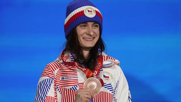 Česká rychlobruslařka Martina Sáblíková na medailovém ceremoniálu.