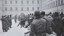 Němečtí vojáci obsazují kasárna 35. pěšího pluku v Plzni, dnes už budova nestojí.