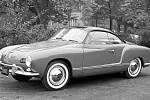 Karmann Ghia. Na začátku 50. let se po válce zvyšovala životní úroveň a Volkswagen chtěl kromě levného Brouka nabízet i auto, za kterým se lidi otočí. Obrátil se na designové studio Ghia a karosárnu Karmann. A na podvozku Brouka vznikla tato nádhera.