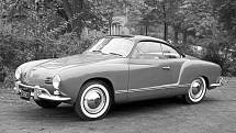 Karmann Ghia. Na začátku 50. let se po válce zvyšovala životní úroveň a Volkswagen chtěl kromě levného Brouka nabízet i auto, za kterým se lidi otočí. Obrátil se na designové studio Ghia a karosárnu Karmann. A na podvozku Brouka vznikla tato nádhera.