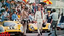 Le Mans (1971).nČirý a nekompromisní pohled na vytrvalostní závodění v 70. letech. Le Mans je splněným sněm herce Steva McQueena. Klasika, která nabízí minimum dialogů a chabý příběh, zato ale přináší nezkreslený pohled na tehdejší motorsport.