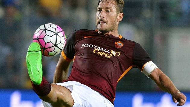 Kapitán AS Řím Francesco Totti kvůli zranění nedohrál ligový zápas s Carpi.