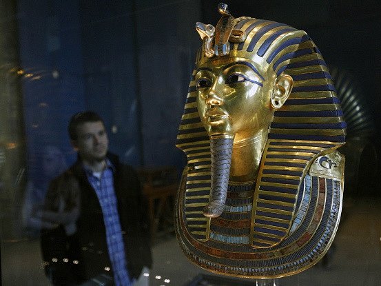 Osm zaměstnanců muzea ženou před soud egyptští vyšetřovatelé kvůli nezdařené opravě slavné pohřební masky z hrobky faraona Tutanchamona.